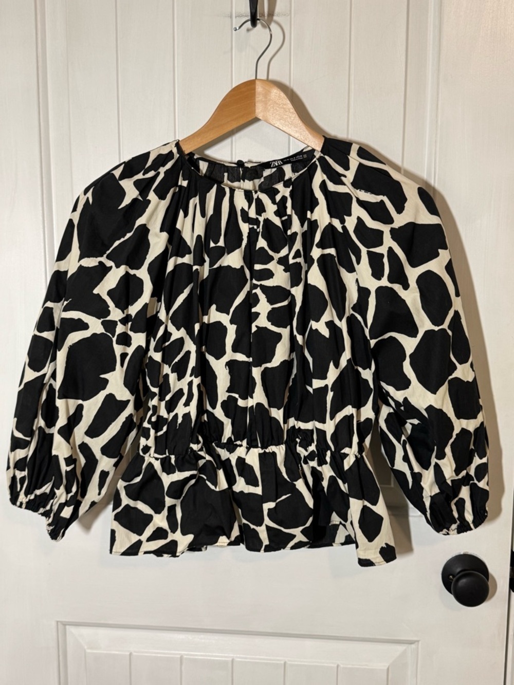 Zara Black & White Giraffe Print Puff Sleeve Peplum Top - Picture 3 of 9
